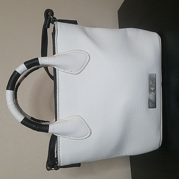 Liz Claiborne Handbags - Liz Claiborne crossbody purse